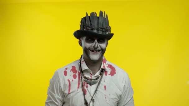 Homem sinistro com horríveis rostos de maquiagem esqueleto de Halloween, olhando para a câmera, mostrando sinal ok — Vídeo de Stock