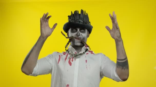 Galning man med fruktansvärda Halloween skelett makeup visas från botten sida, försöker skrämma — Stockvideo