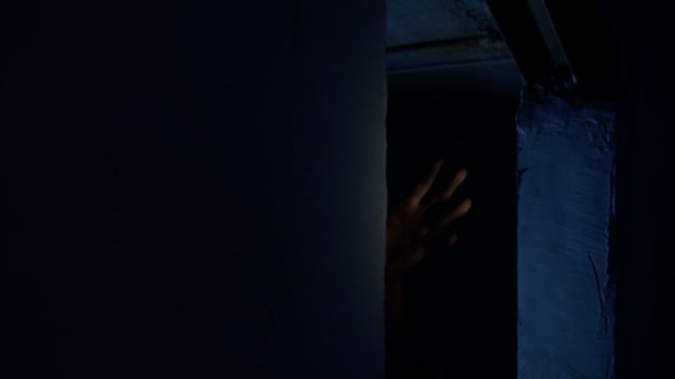 Чоловік-синістер з макіяжем скелета Хеллоуїна з'являється з темних кутових криків, намагаючись налякати — стокове відео