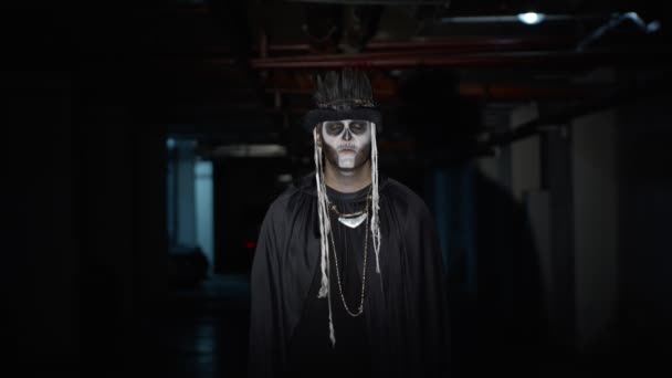 Děsivý muž tvář v karnevalu lebka Halloween make-up kostra vypadá děsivě na kameru na parkovišti — Stock video