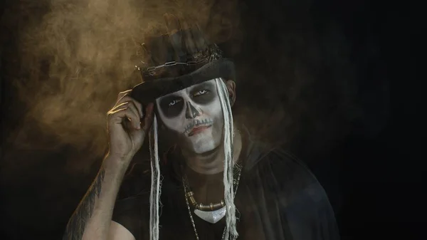 Hombre espeluznante con esqueleto de maquillaje en sombrero de copa. Tipo haciendo caras, sonrisa de dientes. Fiesta temática de Halloween — Foto de Stock