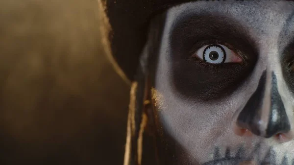 Close-up tiro de rosto no esqueleto maquiagem Halloween abrir os olhos com pupila branca, tentando assustar — Fotografia de Stock