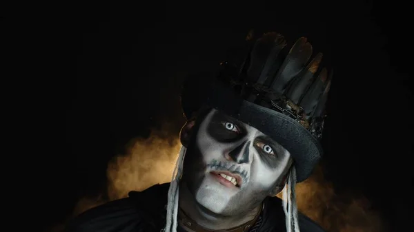 Gruseliger, verrückter Mann mit Skelett-Make-up. Kerl macht wütende Gesichter, schüttelt den Kopf. Halloween-Party — Stockfoto