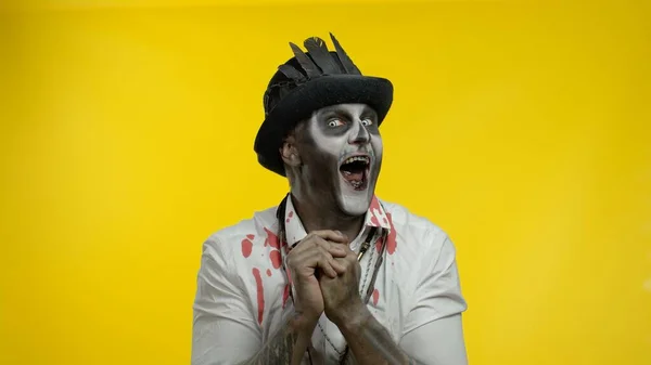 Mann im Skelett-Halloween-Kostüm. Schlauer Kerl in gruseliger Schminke mit kniffligem Streich — Stockfoto