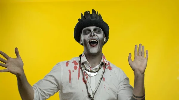 Enge man in kostuum van Halloween skelet dragen oortelefoon, muziek luisteren, dansen, vieren — Stockfoto