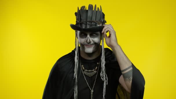 Homem sinistro com maquiagem de esqueleto de Halloween profissional cumprimentando alguém, diga olá, oi, bem-vindo — Vídeo de Stock