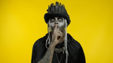 İskelet makyajlı ürkünç bir adam sakin kalmak istiyor, sessiz kalmak istiyor.