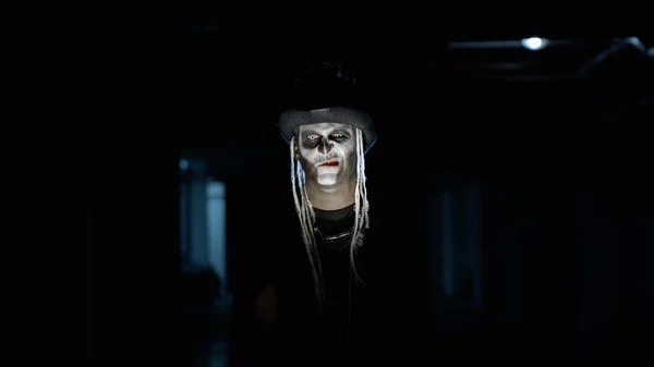 Страшний чоловік в карнавальному черепі Хеллоуїн макіяж скелета дивиться моторошно на камеру на парковці — стокове фото