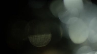 Çok renkli ışık siyah arkaplanda 4K görüntü sızdırıyor. Görüntüler, dönüşümler. Bokeh etkisi