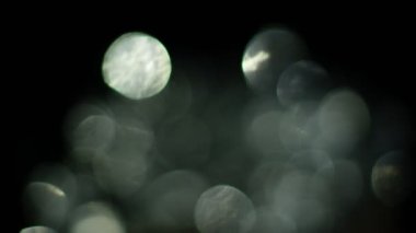 Işık sızıntısı 4K görüntüsü. Lens parlaklığı bokeh örtüleri, yanan alev arka planı. Flaş ışınları etkisi