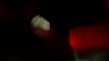 Işık sızıntısı 4K görüntüsü. Lens parlaklığı bokeh örtüleri, yanan alev arka planı. Flaş ışınları etkisi