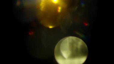 Işık sızıntısı 4K görüntüsü. Lens parlaklığı bokeh örtüleri, yanan alev arka planı. Flaş ışınları etkisi