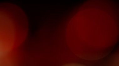 Işık sızıntısı 4K görüntüsü. Lens parlaklığı bokeh örtüleri, yanan alev arka planı. Flaş ışınları etkisi
