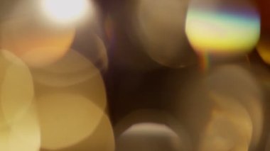 Çok renkli ışık siyah arkaplanda 4K görüntü sızdırıyor. Görüntüler, dönüşümler. Bokeh etkisi
