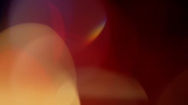 Çok renkli ışık siyah arkaplanda 4K görüntü sızdırıyor. Görüntüler, dönüşümler. Bokeh etkisi