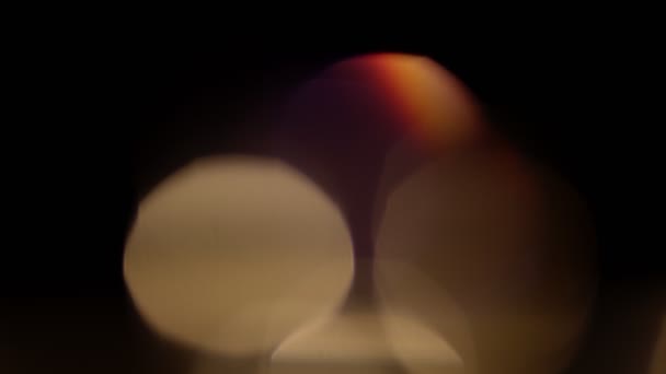 Işık sızıntısı 4K görüntüsü. Lens parlaklığı bokeh örtüleri, yanan alev arka planı. Flaş ışınları etkisi — Stok video