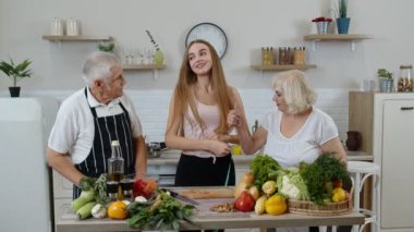 Bantla ölçüp, ince belini ölçen ve büyükbabamların önünde haşlayan bir kız. Çiğ gıda diyeti