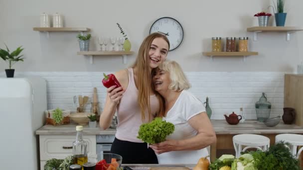 Abuela mayor con nieta recomendando comer alimentos vegetales crudos. Dieta vegetal — Vídeos de Stock