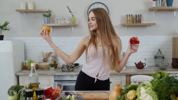 Tyttö suosittelee raa 'an kasvisruoan syömistä. Näytetään tomaatteja käsissä. Painonlasku ja ruokavalio käsite — kuvapankkivideo