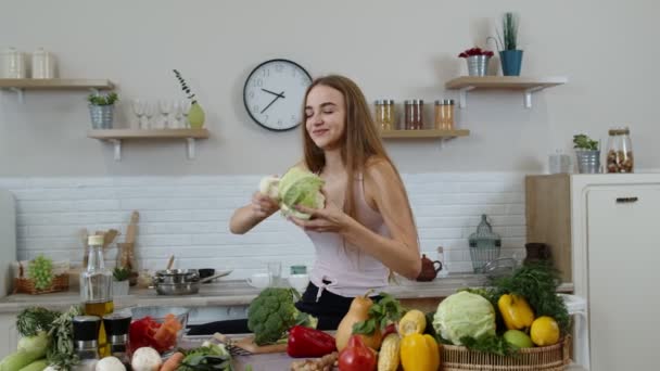 Το κορίτσι συστήνει να τρώμε ωμά λαχανικά. Εμφάνιση κουνουπιδιού στα χέρια. Απώλεια βάρους, δίαιτα έννοια — Αρχείο Βίντεο