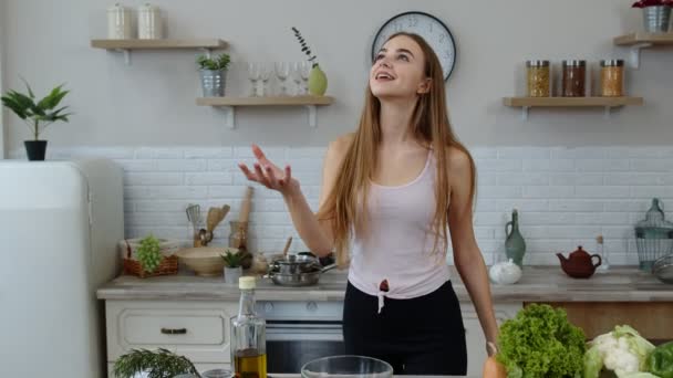 Κορίτσι που έρχεται στο τραπέζι με ζουμερό λεμόνι. Νεαρή γυναίκα κόβει φρέσκα φρούτα με μαχαίρι και χαμογελά — Αρχείο Βίντεο