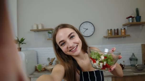 POV shot de blogger girl haciendo fotos y tomando selfies para las redes sociales en el teléfono inteligente en la cocina — Vídeo de stock