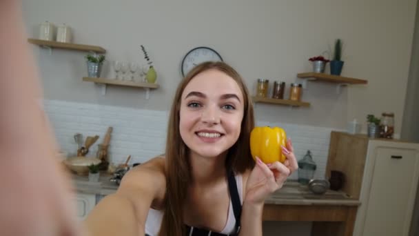 POV tiro de blogger girl fazendo fotos, tirando selfies para mídias sociais no celular na cozinha — Vídeo de Stock