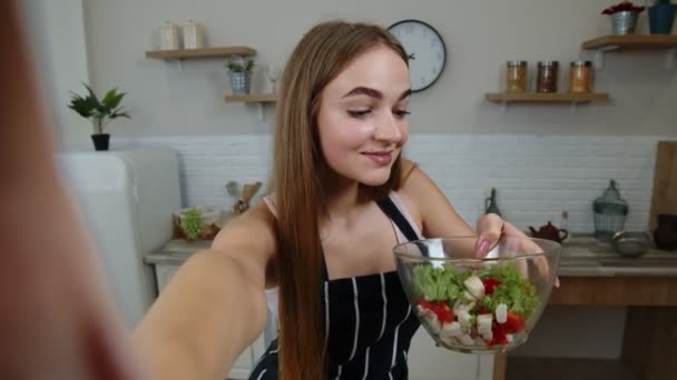 博客女孩在手机上拍照、在社交媒体上吃沙拉的POV照片 — 图库视频影像