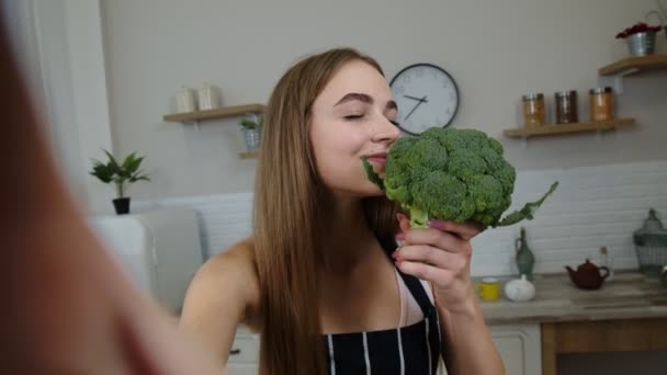 POV disparo de blogger chica haciendo foto, tomando selfies con brócoli para las redes sociales en el teléfono móvil — Vídeos de Stock