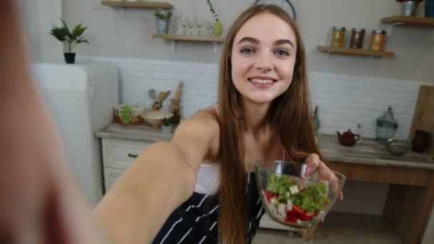 博客女孩在手机上拍照、在社交媒体上吃沙拉的POV照片 — 图库视频影像