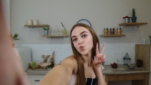 POV bild av bloggare flicka att göra bilder, ta selfies för sociala medier på mobiltelefon i köket — Stockvideo