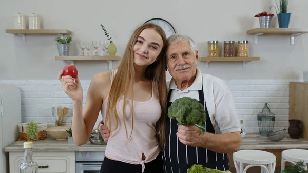 Nonno anziano con nipote che consiglia di mangiare cibo vegetale crudo. Dieta vegetale — Foto Stock