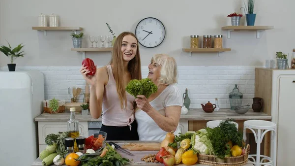 Nonna anziana con nipote che consiglia di mangiare cibo vegetale crudo. Dieta vegetale — Foto Stock