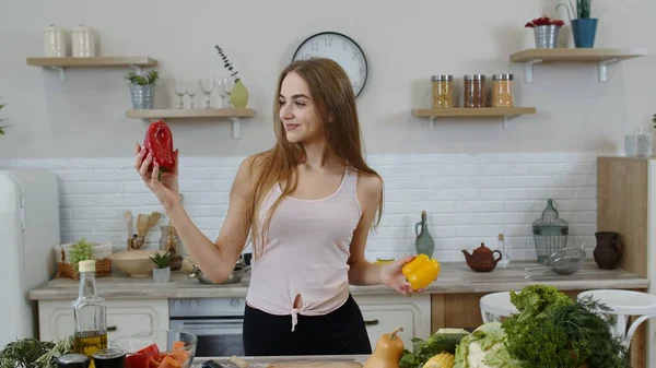 Ragazza che consiglia di mangiare cibo vegetale crudo. Mostrando peperoni in mano. Perdita di peso e dieta concetto — Foto Stock