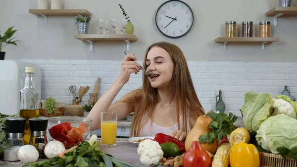 Ragazza che mangia germogli crudi grano saraceno con noci in cucina. Perdita di peso e dieta. Stile di vita sano — Foto Stock