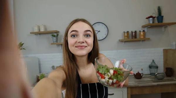 POV scatto di blogger ragazza fare foto e scattare selfie per i social media su smartphone in cucina — Foto Stock