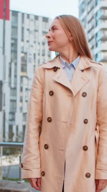 Aman Tanrım, vay canına. Kafkasyalı yetişkin kadın şaşırmış görünüyor, ani zafer, oyun kazanma, piyango hedefi başarısı, açık havada iyi haberler. Şehir merkezindeki caddede yumruk sallayan heyecanlı kız.