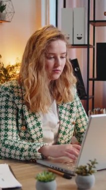 Dizüstü bilgisayarda çalışan Kafkasyalı genç iş kadını el sıkışıyor ve 