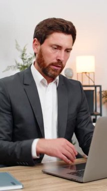 Merkez ofisteki orta yaşlı işadamı laptopunu hızlı kapatıyor ve sıkıcı işten rahatsız olan el sallıyor. Masadaki serbest çalışan adam gözlerini ovuşturuyor kısa bir ara veriyor sonra işine odaklanmış olarak geri dönüyor..