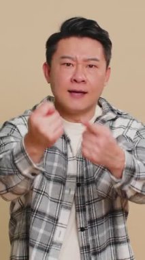 Öfkeli, Asyalı, orta yaşlı orta yaşlı adam incir negatif jest yapıyor. Zaten anlamıyorsun. Açgözlü, açgözlü, çıkarcı. Vücut dili. İncir reddi işareti. Açgözlü, sinirli, olgun Çinli adam..