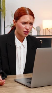 Merkez ofisteki genç iş kadını dizüstü bilgisayarında kredi kartı hatası görüyor ve kağıt kırıntıları yoğun bir panik yaratıyor. Masadaki serbest çalışan kız, dengeyi ve sakinliği sağlama umuduyla finans raporunu düzeltiyor.