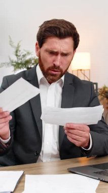 Merkez ofisteki orta yaşlı işadamı denetçi gibi davranıyor ve atıklara kızgın halde reddedilmiş faturaları havaya atıyor. Masadaki serbest çalışan adam faturaları topluyor evrakları düzenliyor ve kayıtları düzeltmek için bir sonraki adımları planlıyor..