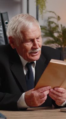 Sıkılmış Kafkasyalı kıdemli işadamı kitap, edebiyat okuyor, işten sonra dinleniyor. Büyükbaba takım elbiseli serbest çalışan, dizüstü bilgisayarlı, ofis masasında kafa kafaya dinlenen adam. İş adamları.