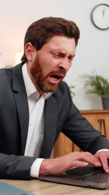 Merkez ofisteki orta yaşlı işadamı yorgunluk büyüdükçe klavyede uyuyakalıyor. Masadaki serbest çalışan adam uyanır ürkmüş yüzler su içer ve yavaş yavaş çalışmaya devam eder..