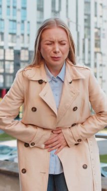 Uzun montlu, beyaz, olgun bir kadın karın ağrısı ve mide iltihabı sorunu yaşıyor. Semptom zehirlenmesi geçiren üzgün bir kız ishal hazımsızlık peptik ülser pankreatiti..