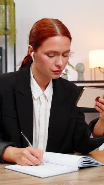 Merkez ofisteki genç iş kadını akıllı telefonuyla internet yayınını dinliyor. Kulaklıklarıyla not defterinde fikirleri yazıyor. Masadaki serbest çalışan kız para biriktirmek ve servetini arttırmak için yararlı tavsiyeler yazıyor.