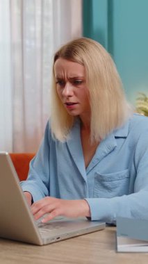 Hüsrana uğramış beyaz kadın dizüstü bilgisayarla ilgili yazılım sorunları yaşıyor. Sinirli kız hata görüyor veya bilgisayar ekranında hata bildirimi yapıyor deli çalışan virüs saldırısı ya da uygulama arızası yaşıyor.