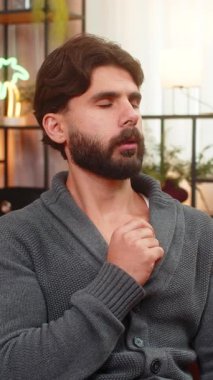 Evdeki Hintli adam gözlerini kapatıyor. Kelimeleri tekrar ediyor. Avuçların uyuşuyor. Arap adam kanepede mırıldanıyor. Dua ediyor. Umudu hissediyor.