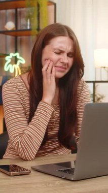 Evdeki genç kadın yanağa dokunuyor diş ağrısının akıllı telefonu açtığını hissediyor ve dişçi numarasını arıyor. Masa başı kitaplarındaki beyaz kız şu anda interneti ziyaret ediyor sağlıkla ilgili endişe dolu mesajlar yazıyor ve acil yardım istiyor