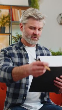 Günlük kıyafetlerle gülümseyen, sakallı, olgun bir adam. Belgeleri inceleyen, iş gazetelerini okuyan, mali raporları hazırlayan. Kafkasyalı yaşlı adam kanepedeki ani zaferle şok oldu..